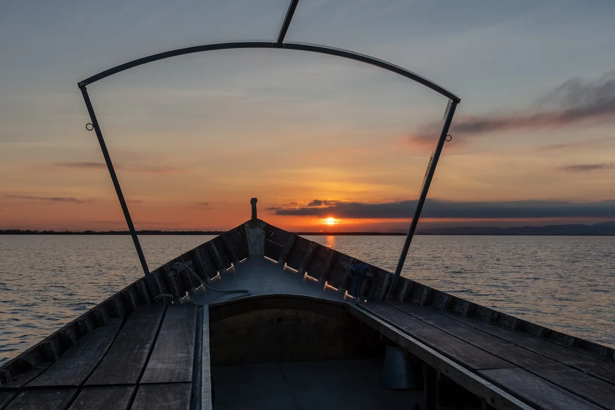 Barca al atardecer en la Albufera