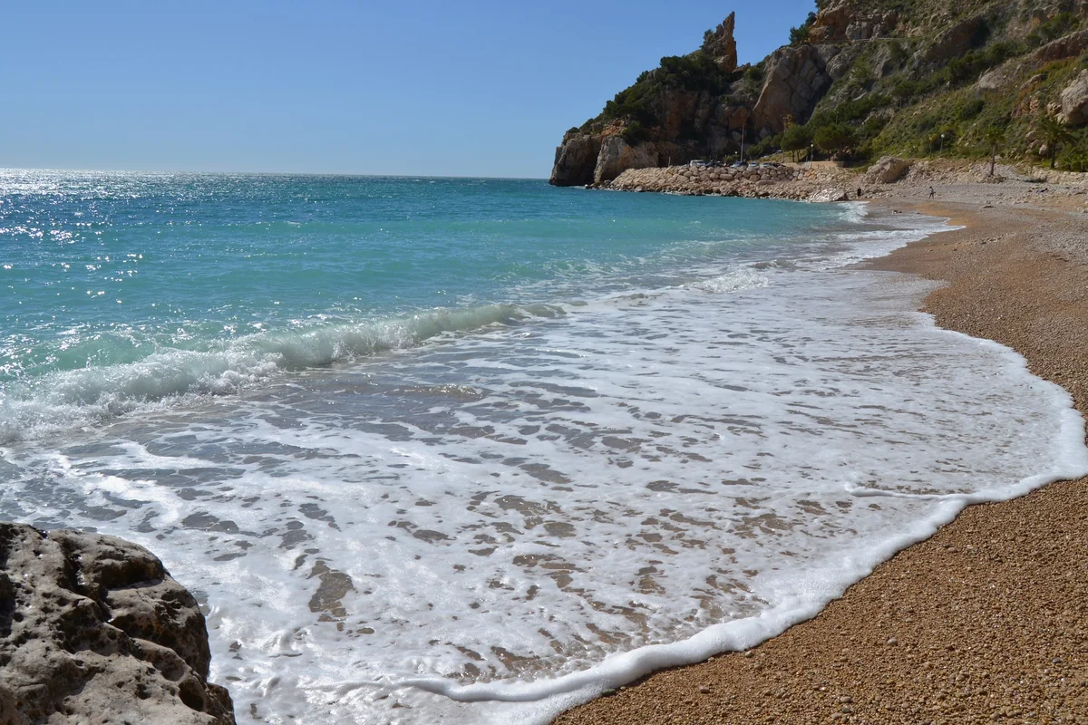 Cala mediterránea de agua azul y acantilados en la Costa Blanca