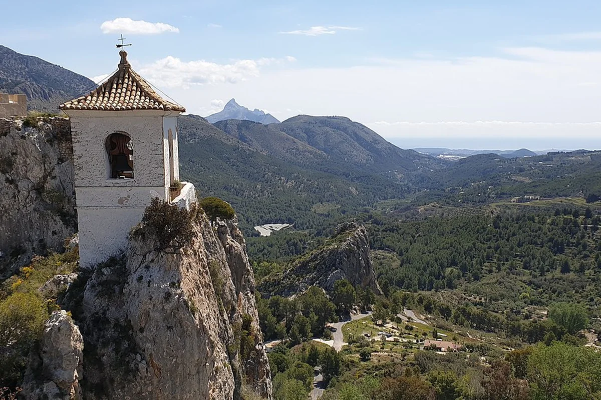 Pueblo y castillo de Guadalest en la montaña